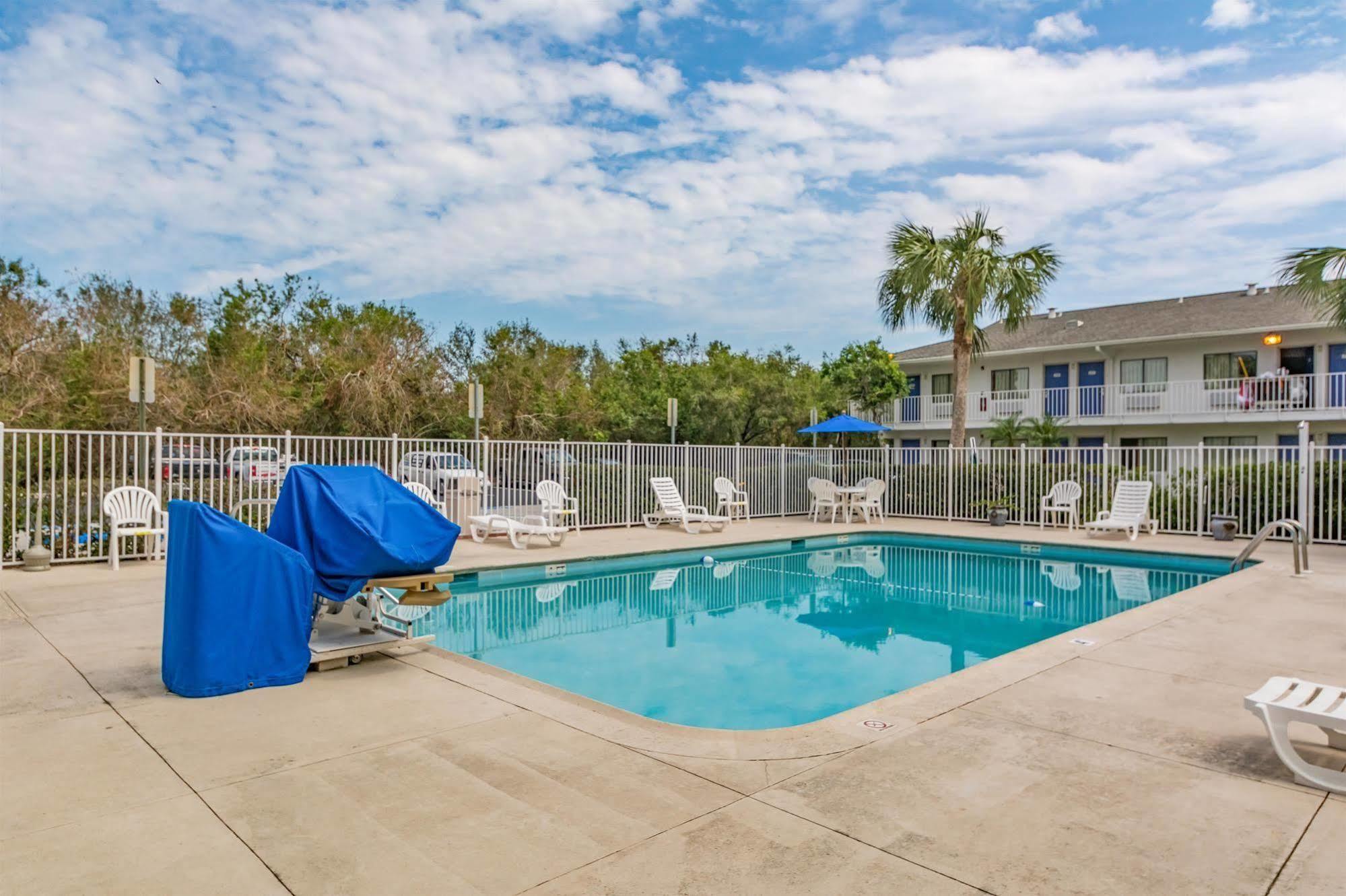 6-ft. Pierce, Fl Hotel